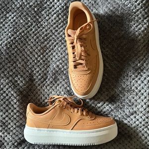 Nike women’s size 9 1/2  color is a tan/orangish